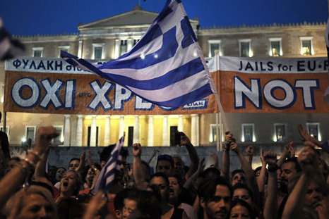 Defensores do “não” em referendo grego protestam em frente ao Parlamento, em Atenas Foto: EPA/Fotis Plegas
